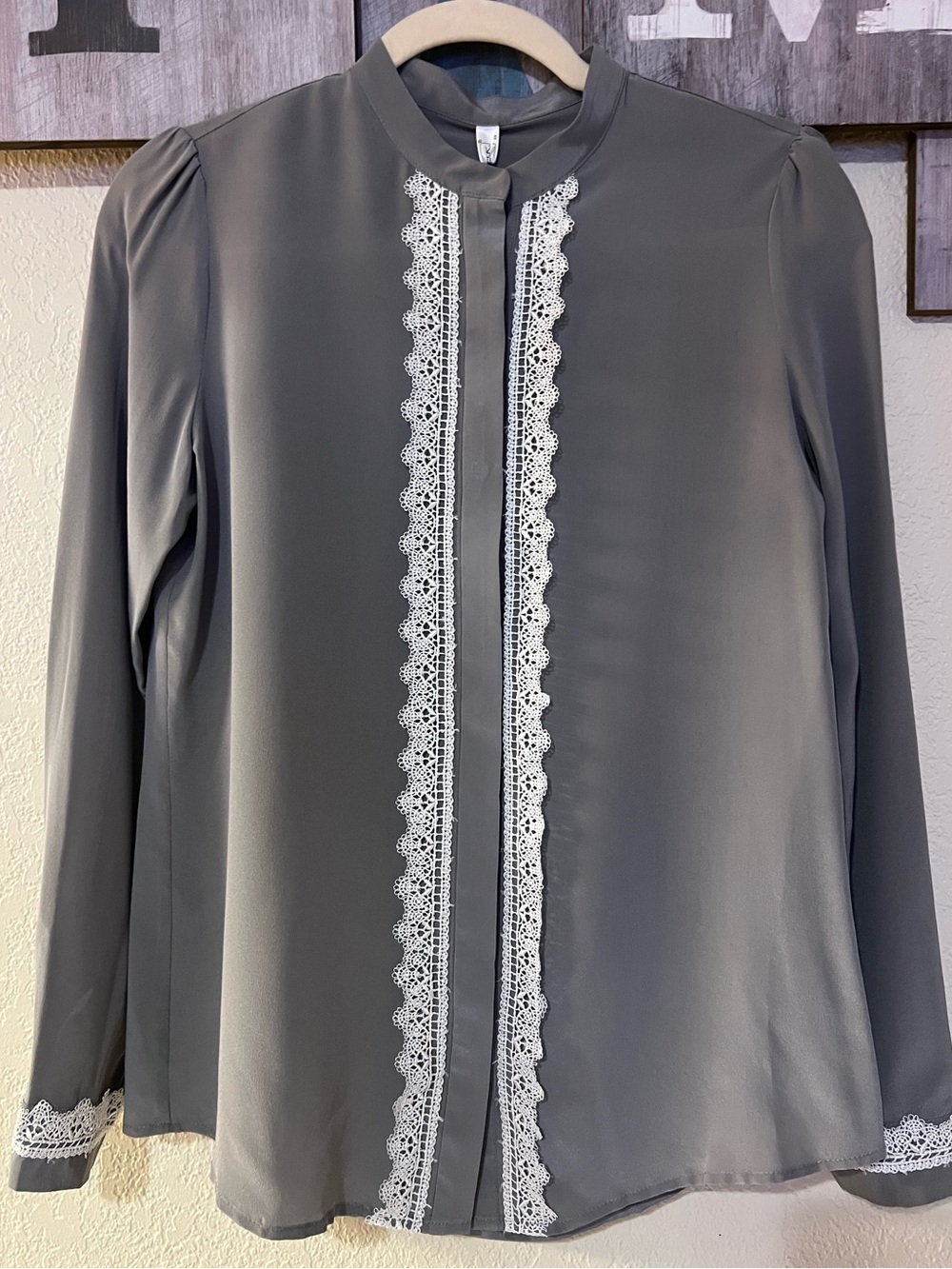 Lilysilk Gray Women's Silk Collared Button-Front Lace Trim Blouse, NWT, XS - Picture 2 of 9